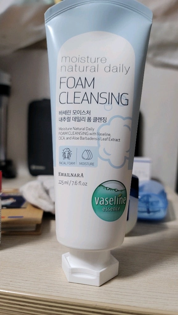 Gwailnara Vaseline Moisture Natural Cleansing Foam 225ml