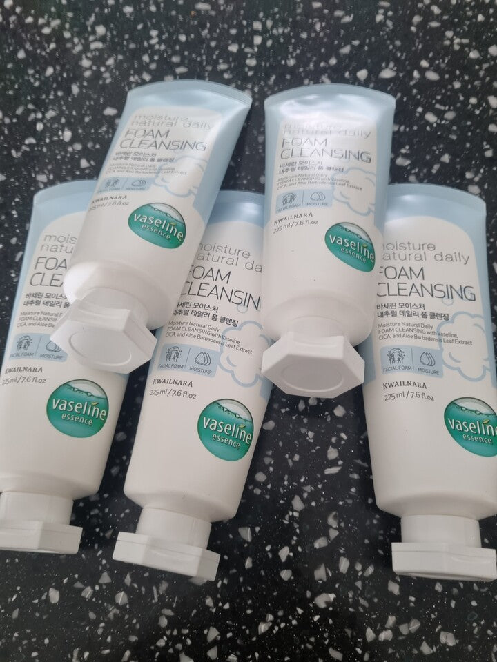 Gwailnara Vaseline Moisture Natural Cleansing Foam 225ml